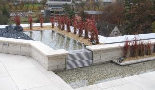 Steinplatten mit Wasser