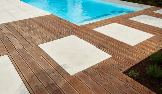 Poolbereich mit Holz