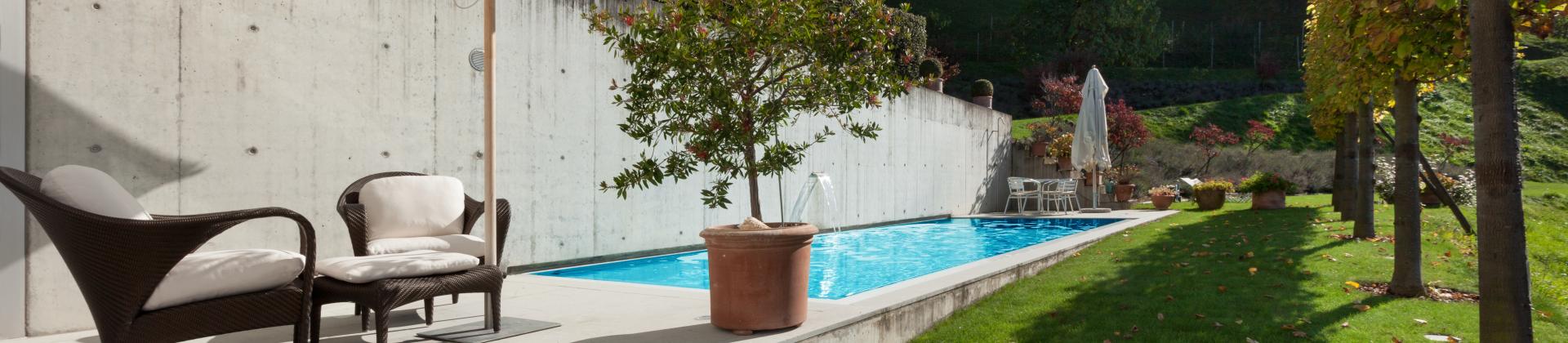 Pool mit Bäumen