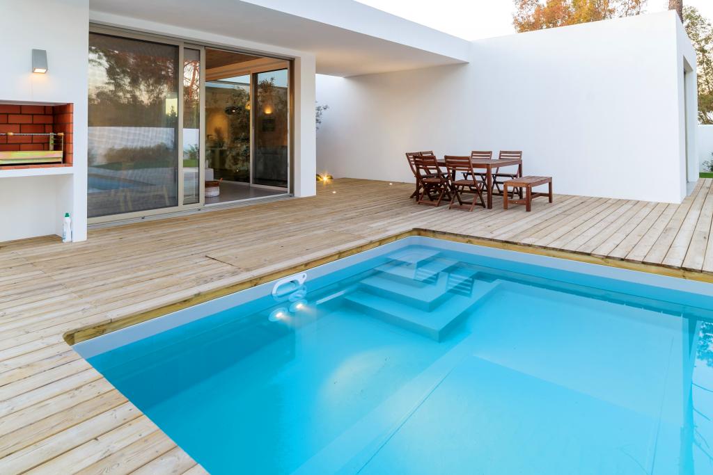 Pool mit Holzverkleidung